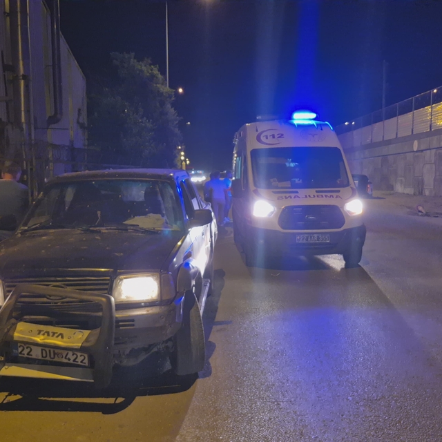 Edirne'de kamyonetle motosikletin çarpıştığı kazada motosiklet sürücüsü yar...