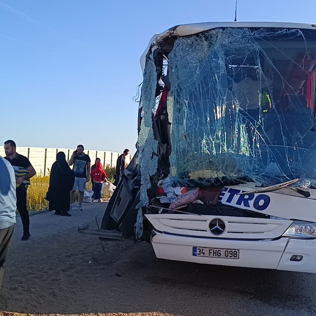 Afyonkarahisar'da yolcu otobüsü TIR'a çarptı: 9 yaralı