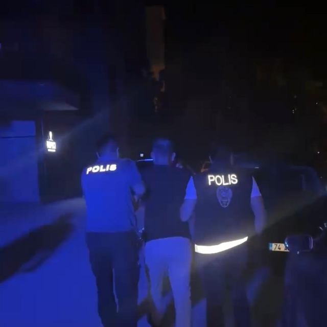 Beyzbol sopası ile saldıran komşusunu vuran şüpheli tutuklandı