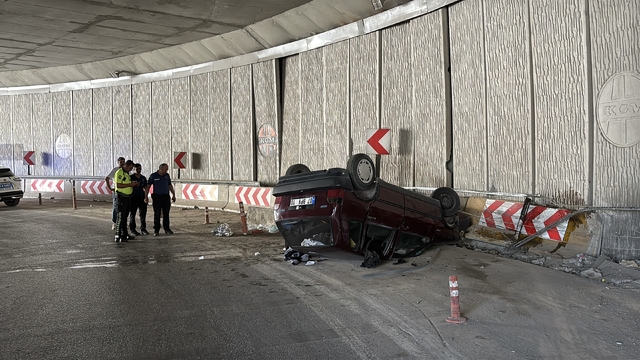 Samsun'da devrilen otomobildeki 5 kişi yaralandı