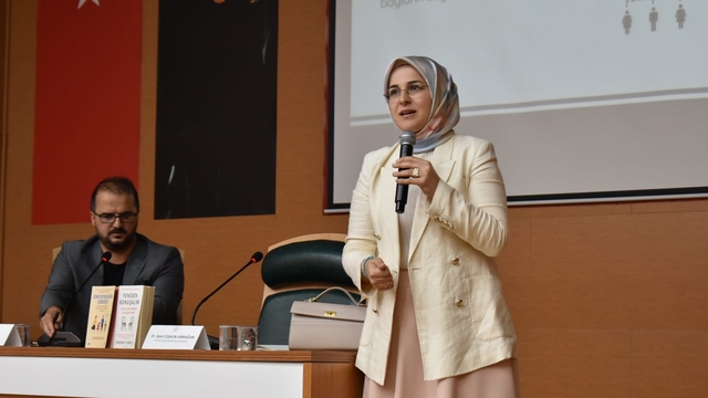 Bursa'da "Dijital Dünyada Aile Aklını Korumak" konferansı gerçekleştirildi
