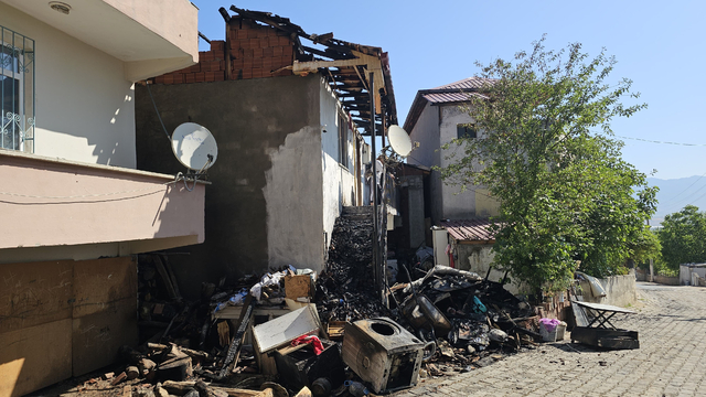 Çatıda çıkan yangın yandaki 2 eve sıçradı