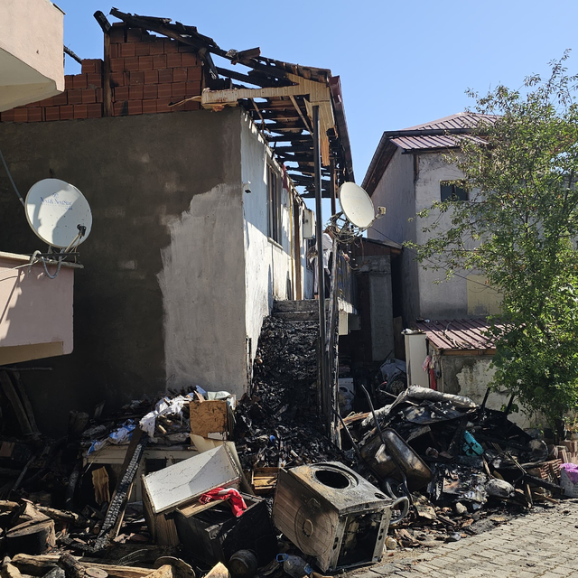 Çatıda çıkan yangın yandaki 2 eve sıçradı