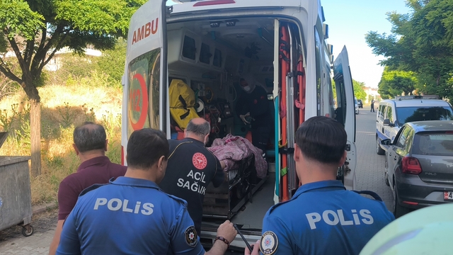 Kütahya'da yangında mahsur kalan yaşlı kadını itfaiye kurtardı