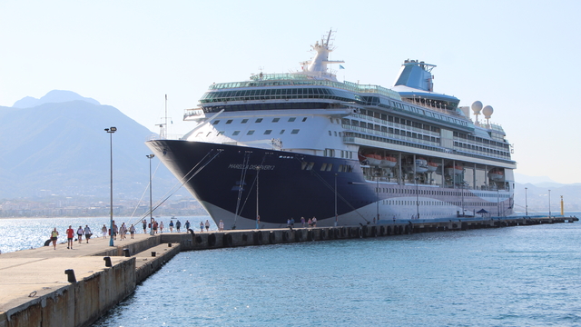 Kruvaziyer "Marella Discovery 2" Alanya Limanı'na demirledi
