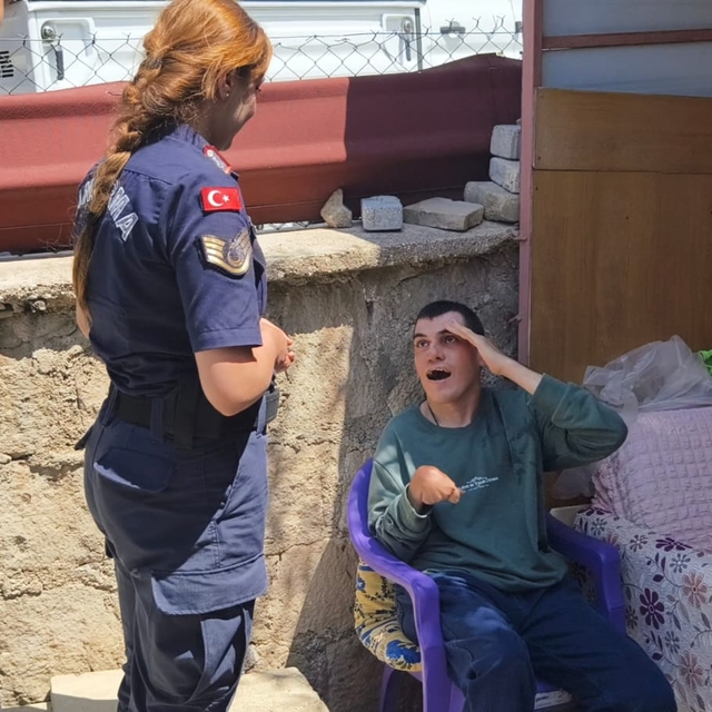 Yozgat'ta jandarma ihtiyaç sahibi 5 engelliye tekerlekli sandalye hediye et...