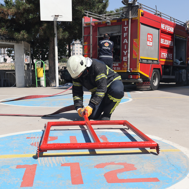Nevşehir İtfaiyesi'nden elektrikli araç yangınlarını söndürmek için tekerle...