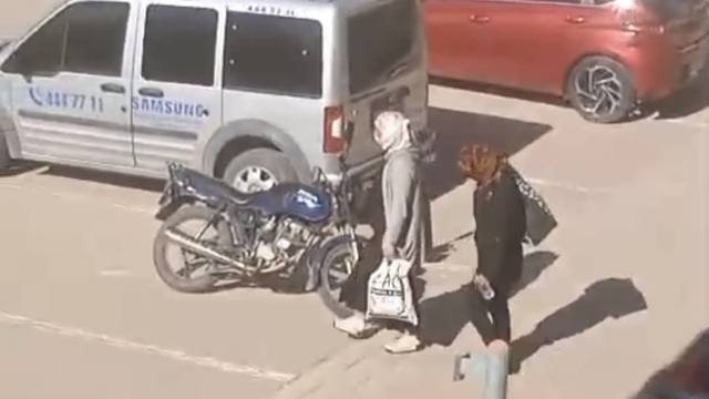 Evden 800 bin liralık ziynet eşyası ile nakit çalan şüpheliler kamerada