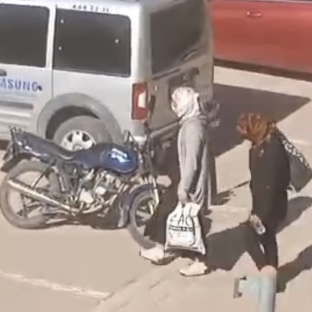 Evden 800 bin liralık ziynet eşyası ile nakit çalan şüpheliler kamerada