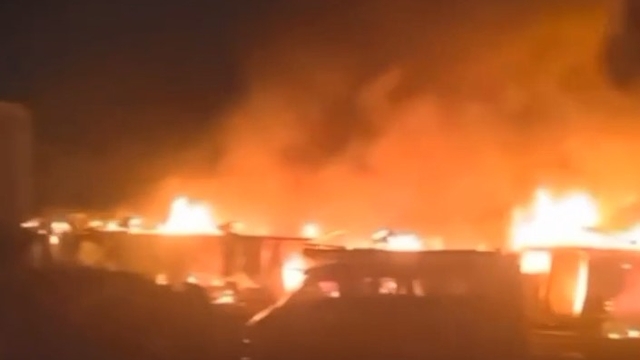 İşçilerin kaldığı konteynerler yandı