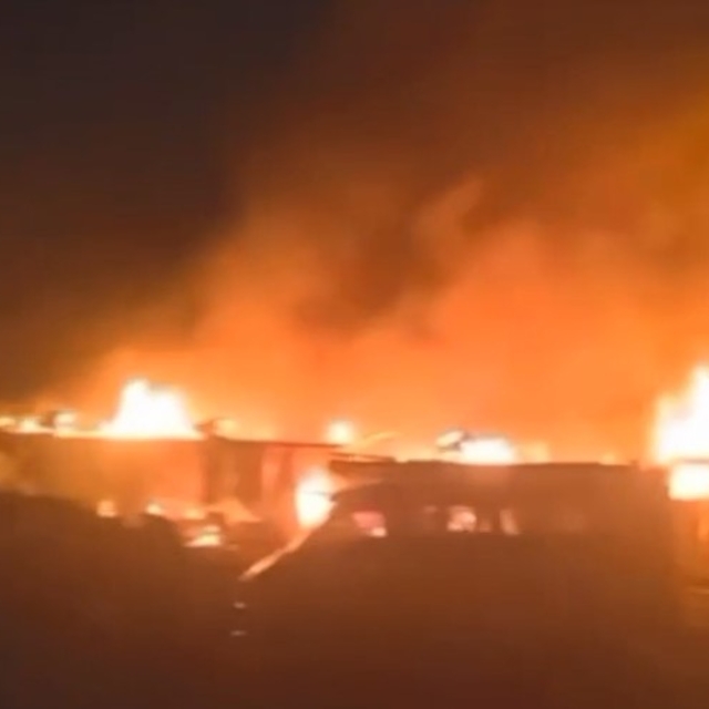 İşçilerin kaldığı konteynerler yandı