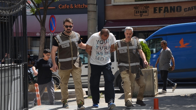 Köpeği yere atıp, boğazını sıktı; o anlar kamerada