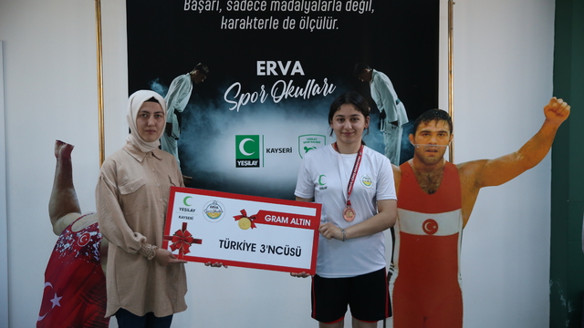 Kayseri Yeşilay ERVA Spor Kulübünün minik güreşçileri için ödül töreni düzenlendi