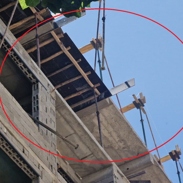 İnşaatın 5'inci katından düşen 2 işçi ağır yaralı