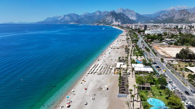 Antalya'da sıcak hava nedeniyle sahillerde yoğunluk yaşanıyor