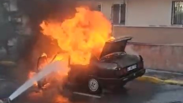 Seyir halindeki otomobil alev aldı