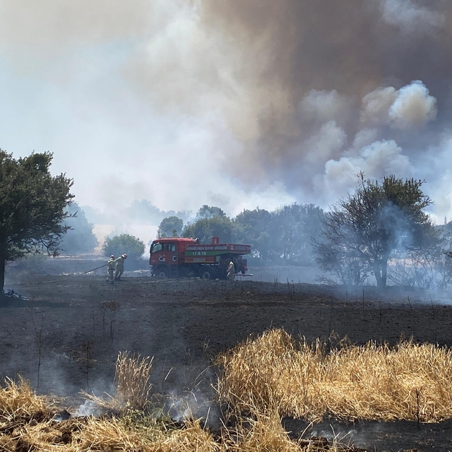 Çanakkale'de tarım arazisinde başlayan yangına havadan ve karadan müdahale...