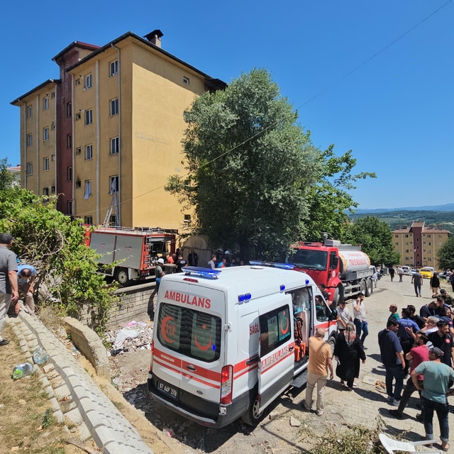 Zonguldak'ta 5 katlı binada patlama; 1'i ağır 5 yaralı