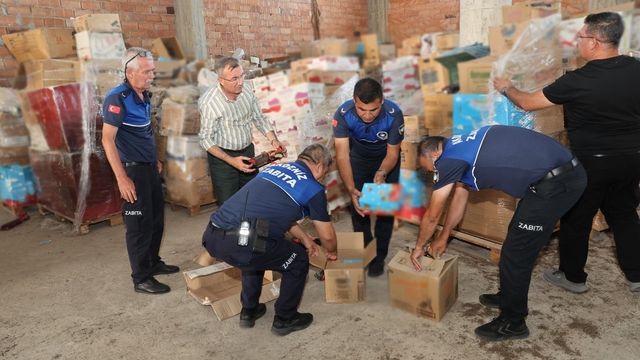 Mersin'de son kullanma tarihi geçmiş 3 bin 500 koli ürün ele geçirildi
