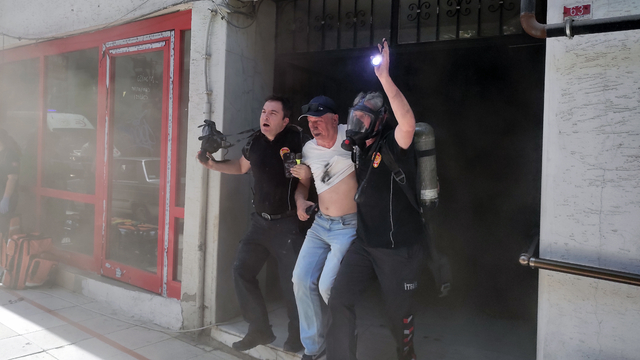 Manisa'da yangın sırasında asansörde mahsur kalan kişi dumandan etkilendi