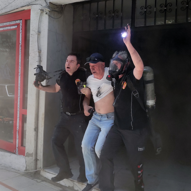 Manisa'da yangın sırasında asansörde mahsur kalan kişi dumandan etkilendi