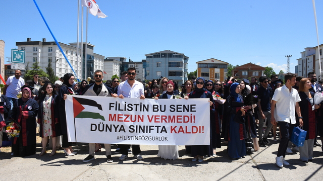 OMÜ İletişim Fakültesi mezuniyet töreninde öğrenciler Filistin'e destek pankartı açtı