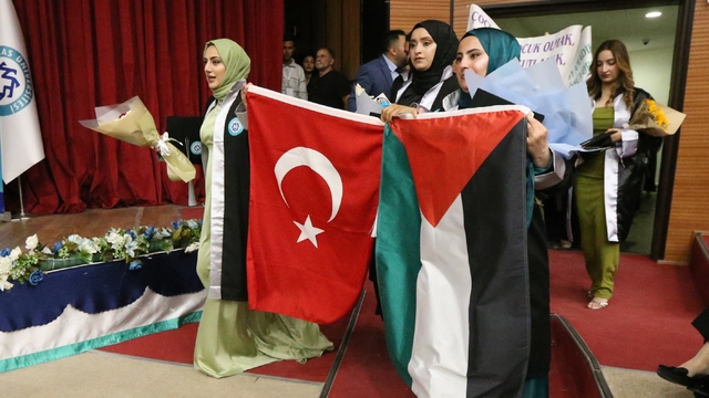 Kars'ta üniversite öğrencileri mezuniyet töreninde Filistin'e destek verdi