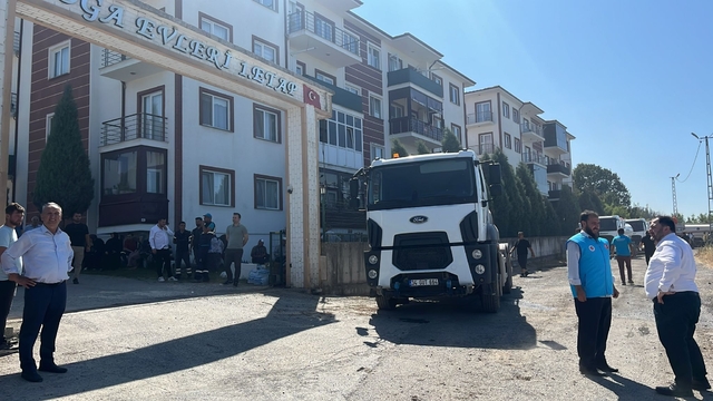 Sakarya Orman İşletme Müdürlüğü'nün deposunda yangın; ormana da sıçradı (2)