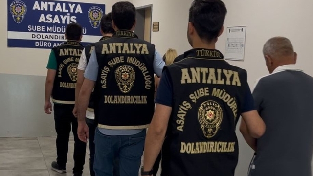 Antalya'da kuyumculara sahte altın satan 2 zanlı tutuklandı