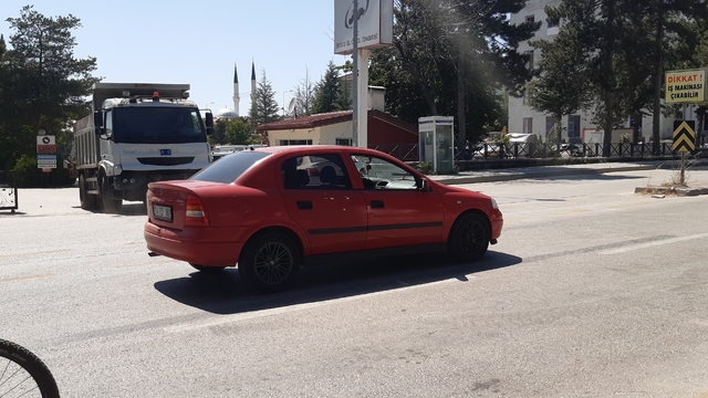 Otomobil, 7 yaşındaki çocuğa çarptı; kaza kamerada