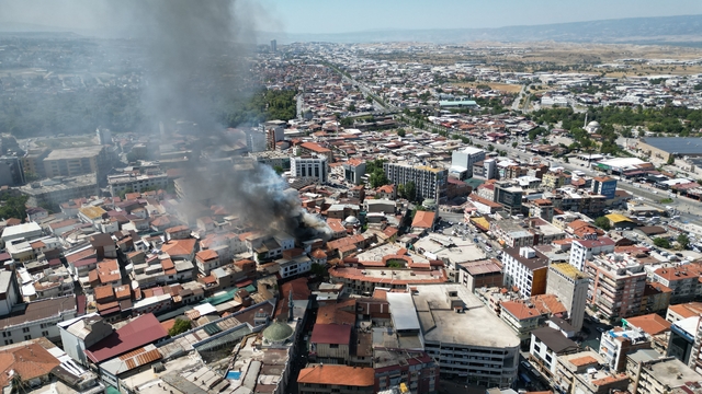 Denizli'de 3 katlı iş yerinde yangın çıktı