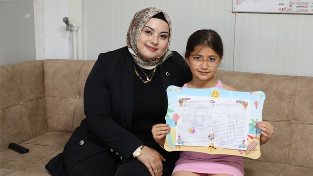 Büyükşehir Belediyesinden depremzede çocuğa karne hediyesi