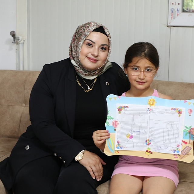 Büyükşehir Belediyesinden depremzede çocuğa karne hediyesi