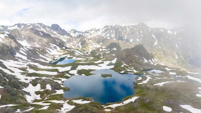 Erzurum'da 3 bin 200 rakımdaki Yedigöller'de kar ve yaz bir arada