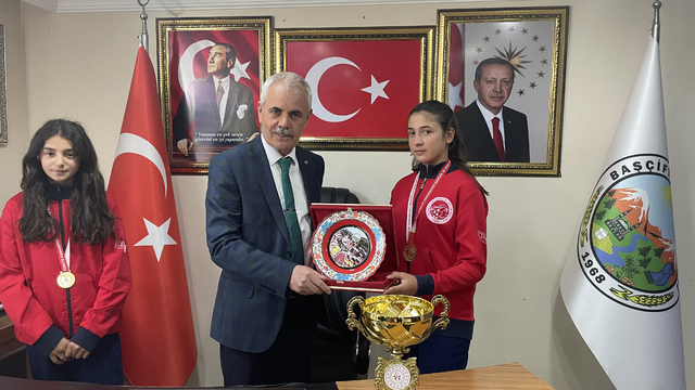 Türkiye Şampiyonu olan Küçükler Kız Floor Curling takımı belediyeyi ziyaret etti