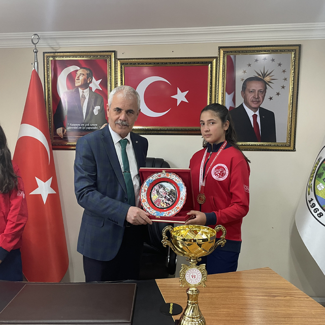Türkiye Şampiyonu olan Küçükler Kız Floor Curling takımı belediyeyi ziyaret...