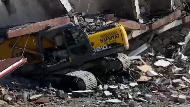 Hatay'da yıkım sırasında 7 katlı bina, iş makinesinin üzerine devrildi