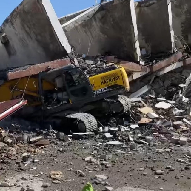 Hatay'da yıkım sırasında 7 katlı bina, iş makinesinin üzerine devrildi