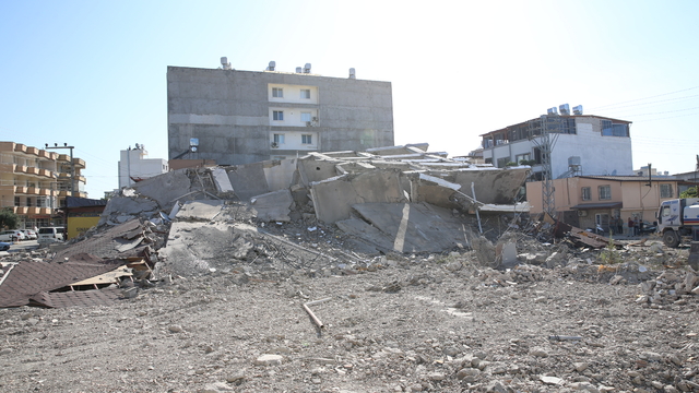 Hatay'da ağır hasarlı bina yıkım sırasında iş makinesinin üzerine çöktü