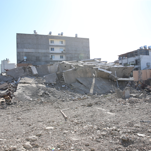 Hatay'da ağır hasarlı bina yıkım sırasında iş makinesinin üzerine çöktü