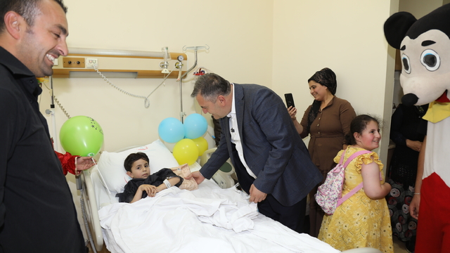 Çubuk Belediye Başkanı Demirbaş, sünnet olan çocukları ziyaret etti