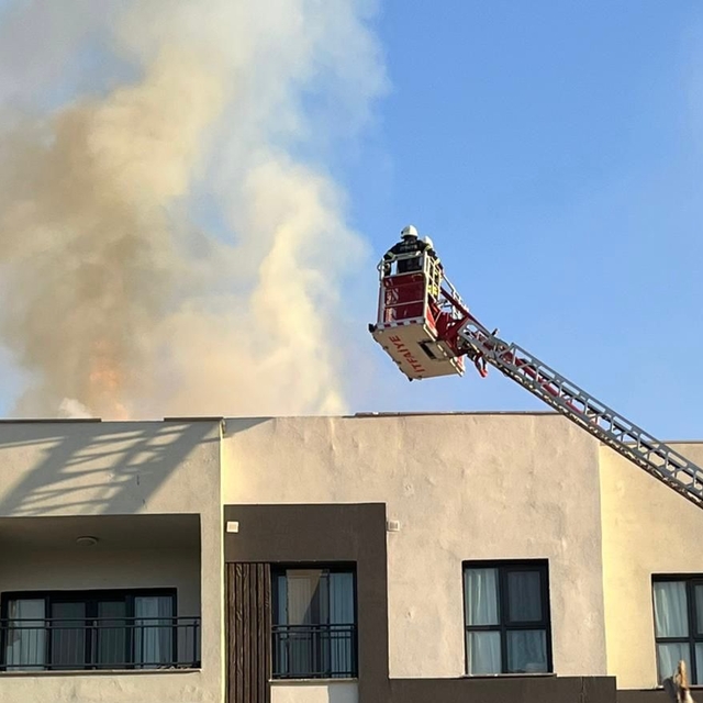 Hatay'da apartmanın çatısında çıkan yangın hasara neden oldu