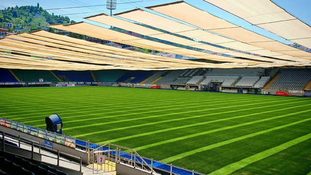 Çaykur Didi Stadyumu'nun çimleri, örtü sistemi ile güneşten korunuyor