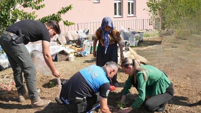 Tekirdağ'da yeni emniyet binasının inşaatı, yaşlı kadının sebze fideleri taşındıktan sonra başladı