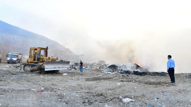 Manisa'da eski çöp depolama alanında yangın: 1 itfaiye eri dumandan etkilendi