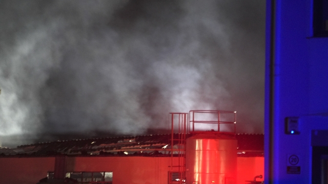 İzmir'de cam fabrikasında çıkan yangın söndürüldü
