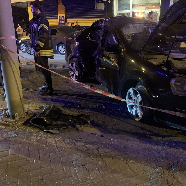 Alkollü sürücünün tramvay yolunda direğe çarptığı kazanın kamera görüntüsü...