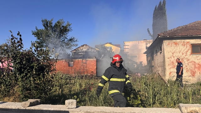Adapazarı'nda yangın çıkan ahır kullanılamaz hale geldi