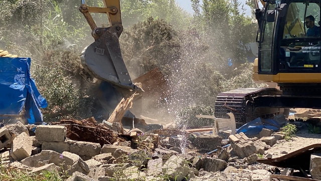 Hatay'da kaçak inşa edilen evin yıkımı sırasında çıkan arbedede 1 kişi yaralandı