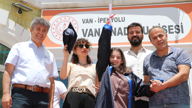 Okulundaki kampanyayla ameliyat olup, sağlığına kavuşan Elif Eylül'ün mezuniyet sevinci